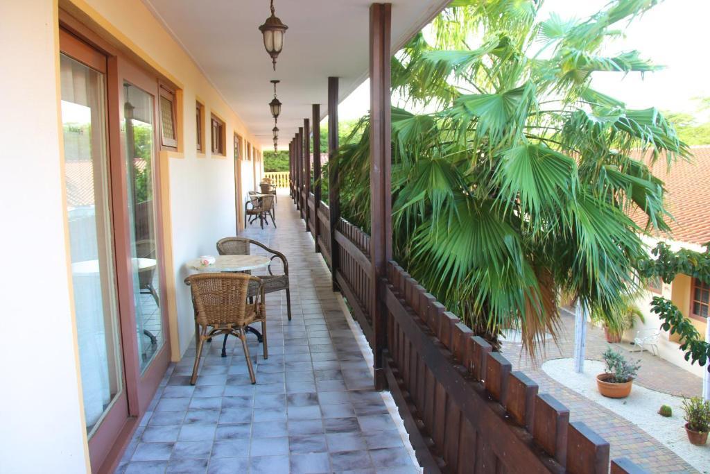 Camacuri Apartments Oranjestad Room photo
